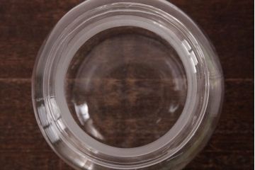 レトロ雑貨　昭和レトロ　蓋のエンボスが印象的な蓋付きガラスビン(ガラス瓶、硝子瓶)(R-036737)