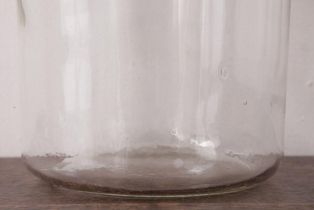 レトロ雑貨　昭和レトロ　蓋のエンボスが印象的な蓋付きガラスビン(ガラス瓶、硝子瓶)(R-036737)