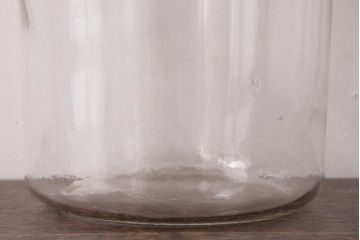 レトロ雑貨　昭和レトロ　蓋のエンボスが印象的な蓋付きガラスビン(ガラス瓶、硝子瓶)(R-036737)