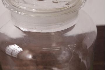 レトロ雑貨　昭和レトロ　蓋のエンボスが印象的な蓋付きガラスビン(ガラス瓶、硝子瓶)(R-036737)