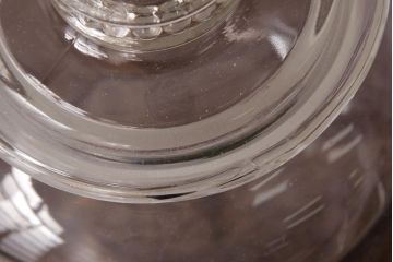 レトロ雑貨　昭和レトロ　蓋のエンボスが印象的な蓋付きガラスビン(ガラス瓶、硝子瓶)(R-036737)
