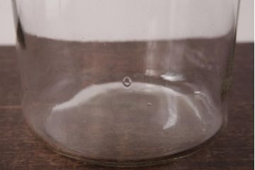 レトロ雑貨　昭和レトロ　蓋のエンボスが印象的な蓋付きガラスビン(ガラス瓶、硝子瓶)(R-036737)