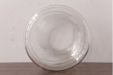 レトロ雑貨　昭和レトロ　蓋のエンボスが印象的な蓋付きガラスビン(ガラス瓶、硝子瓶)(R-036737)