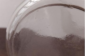 レトロ雑貨　昭和レトロ　蓋のエンボスが印象的な蓋付きガラスビン(ガラス瓶、硝子瓶)(R-036737)