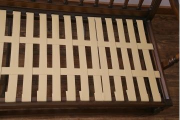 ヴィンテージ家具　イギリスビンテージ　ERCOL(アーコール)　シックなカントリースタイルに合う3人掛けソファ(アームソファ)(R-036741)