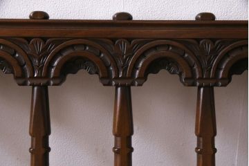 ヴィンテージ家具　イギリスビンテージ　ERCOL(アーコール)　シックなカントリースタイルに合う3人掛けソファ(アームソファ)(R-036741)