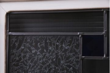 アンティーク建具　ラフジュ工房オリジナルステンドグラス　結霜ガラス・モールガラス入り　アンティークペイントに色ガラスが映える板戸2枚セット(建具、引き戸、ガラス帯戸)(R-036742)