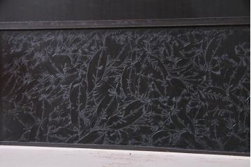 アンティーク建具　ラフジュ工房オリジナルステンドグラス　結霜ガラス・モールガラス入り　アンティークペイントに色ガラスが映える板戸2枚セット(建具、引き戸、ガラス帯戸)(R-036742)