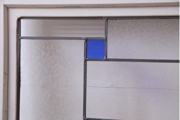 アンティーク建具　ラフジュ工房オリジナルステンドグラス　結霜ガラス・モールガラス入り　アンティークペイントに色ガラスが映える板戸2枚セット(建具、引き戸、ガラス帯戸)(R-036742)