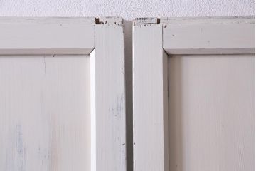 アンティーク建具　ラフジュ工房オリジナルステンドグラス　結霜ガラス・モールガラス入り　アンティークペイントに色ガラスが映える板戸2枚セット(建具、引き戸、ガラス帯戸)(R-036742)