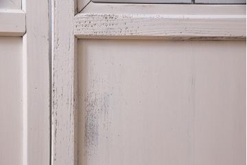 アンティーク建具　ラフジュ工房オリジナルステンドグラス　結霜ガラス・モールガラス入り　アンティークペイントに色ガラスが映える板戸2枚セット(建具、引き戸、ガラス帯戸)(R-036742)