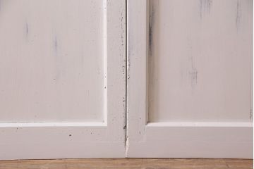 アンティーク建具　ラフジュ工房オリジナルステンドグラス　結霜ガラス・モールガラス入り　アンティークペイントに色ガラスが映える板戸2枚セット(建具、引き戸)