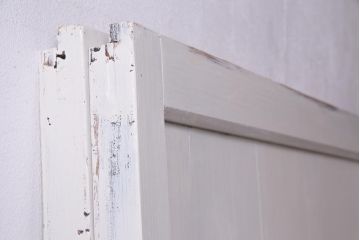 アンティーク建具　ラフジュ工房オリジナルステンドグラス　結霜ガラス・モールガラス入り　アンティークペイントに色ガラスが映える板戸2枚セット(建具、引き戸)