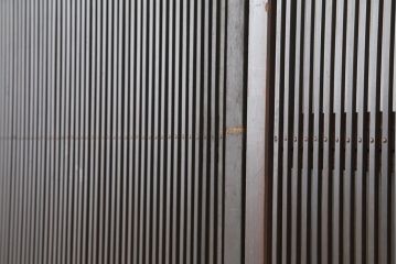 アンティーク建具　腰板ケヤキ材　裏ガラス入り　和の雰囲気高める格子戸2枚セット(ガラス帯戸、引き戸、建具)(R-036783)