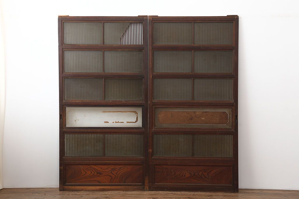 アンティーク建具　腰板ケヤキ材　裏ガラス入り　和の雰囲気高める格子戸2枚セット(ガラス帯戸、引き戸、建具)(R-036783)