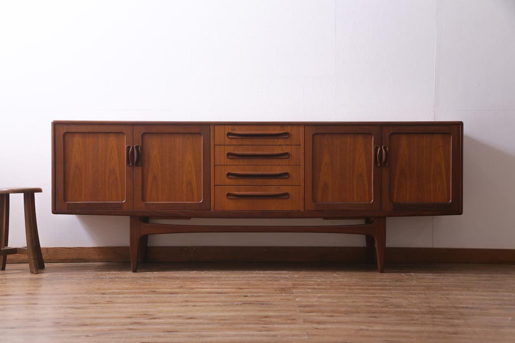 ビンテージ家具　北欧ヴィンテージ　チーク材　G-plan(ジープラン)　スタイリッシュなサイドボード(サイドキャビネット)(R-036795)