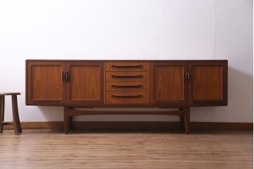 ビンテージ家具　北欧ヴィンテージ　チーク材　G-plan(ジープラン)　スタイリッシュなサイドボード(サイドキャビネット)(R-036795)