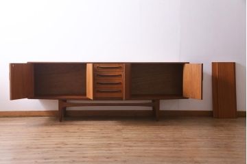 ビンテージ家具　北欧ヴィンテージ　チーク材　G-plan(ジープラン)　スタイリッシュなサイドボード(サイドキャビネット)(R-036795)