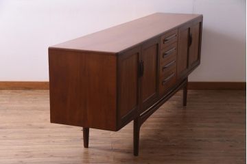 ビンテージ家具　北欧ヴィンテージ　チーク材　G-plan(ジープラン)　スタイリッシュなサイドボード(サイドキャビネット)(R-036795)