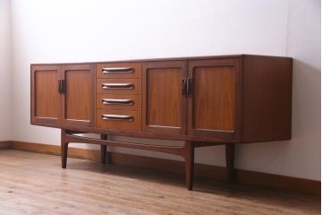 ビンテージ家具　北欧ヴィンテージ　チーク材　G-plan(ジープラン)　スタイリッシュなサイドボード(サイドキャビネット)(R-036795)
