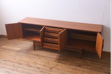 ビンテージ家具　北欧ヴィンテージ　チーク材　G-plan(ジープラン)　スタイリッシュなサイドボード(サイドキャビネット)(R-036795)