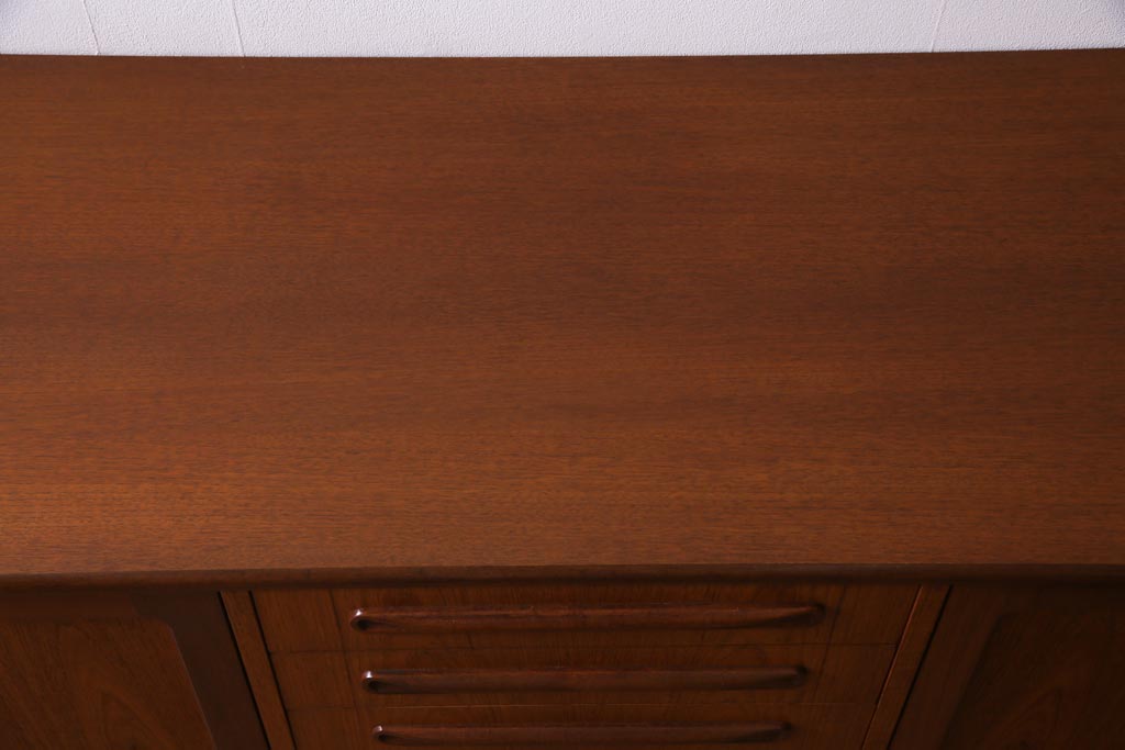 ビンテージ家具　北欧ヴィンテージ　チーク材　G-plan(ジープラン)　スタイリッシュなサイドボード(サイドキャビネット)(R-036795)