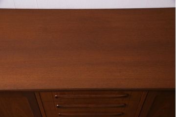 ビンテージ家具　北欧ヴィンテージ　チーク材　G-plan(ジープラン)　スタイリッシュなサイドボード(サイドキャビネット)(R-036795)