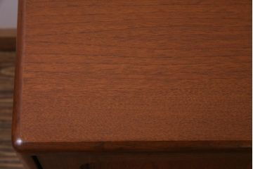 ビンテージ家具　北欧ヴィンテージ　チーク材　G-plan(ジープラン)　スタイリッシュなサイドボード(サイドキャビネット)(R-036795)