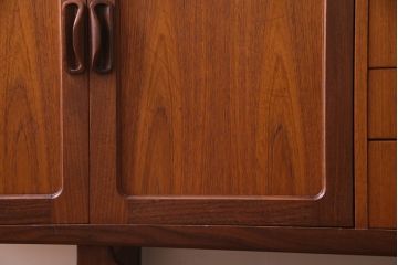 ビンテージ家具　北欧ヴィンテージ　チーク材　G-plan(ジープラン)　スタイリッシュなサイドボード(サイドキャビネット)(R-036795)