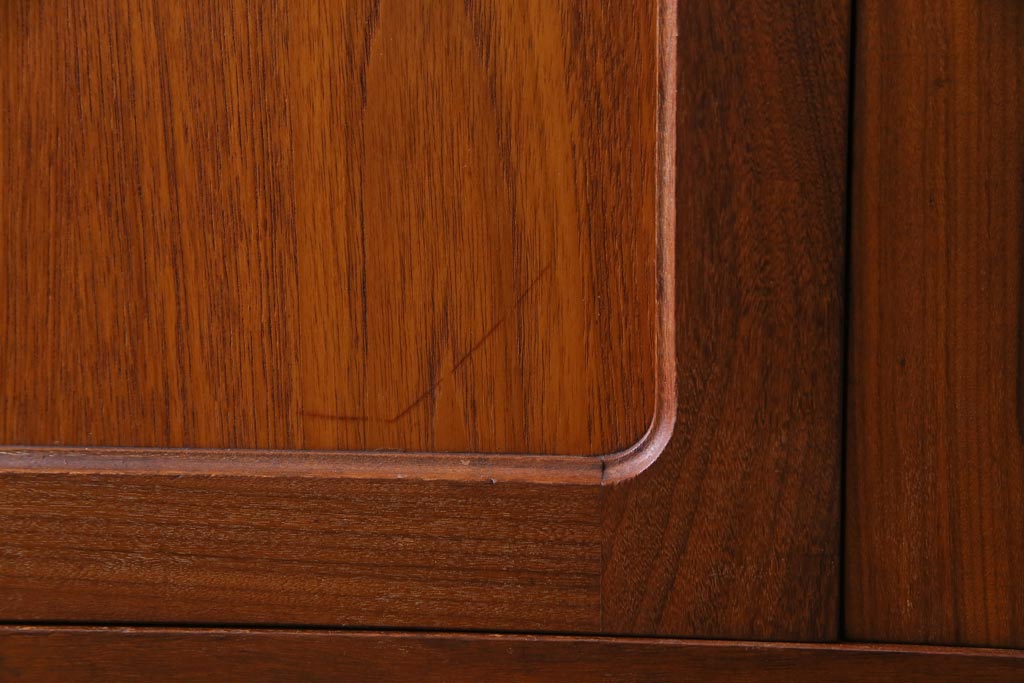 ビンテージ家具　北欧ヴィンテージ　チーク材　G-plan(ジープラン)　スタイリッシュなサイドボード(サイドキャビネット)(R-036795)