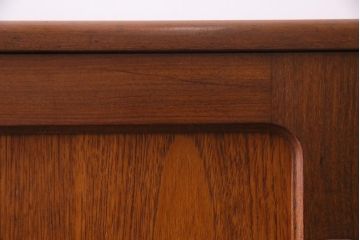 ビンテージ家具　北欧ヴィンテージ　チーク材　G-plan(ジープラン)　スタイリッシュなサイドボード(サイドキャビネット)(R-036795)