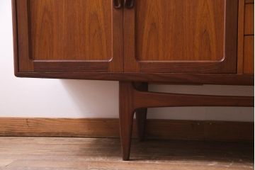 ビンテージ家具　北欧ヴィンテージ　チーク材　G-plan(ジープラン)　スタイリッシュなサイドボード(サイドキャビネット)(R-036795)