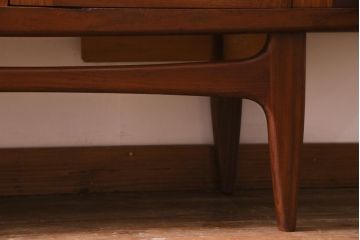 ビンテージ家具　北欧ヴィンテージ　チーク材　G-plan(ジープラン)　スタイリッシュなサイドボード(サイドキャビネット)(R-036795)