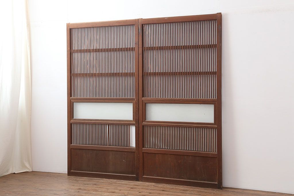 アンティーク建具　昭和初期　上品な和の空間づくりにおすすめな格子戸2枚セット　(R-036804)