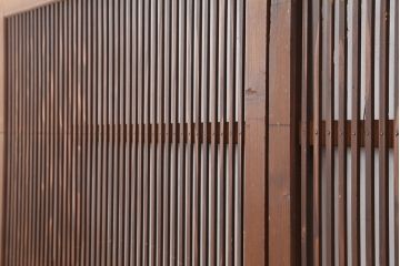 アンティーク建具　昭和初期　上品な和の空間づくりにおすすめな格子戸2枚セット　(R-036804)