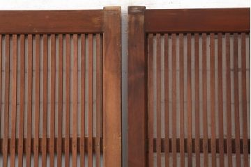 アンティーク建具　昭和初期　裏障子付き　上品な和の空間づくりにおすすめな格子戸2枚セット(障子戸、引き戸)(R-036808)