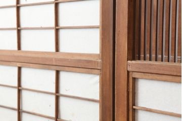 アンティーク建具　昭和初期　裏障子付き　上品な和の空間づくりにおすすめな格子戸2枚セット(障子戸、引き戸)(R-036808)