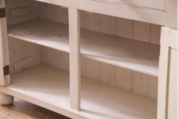 アンティーク家具　フランスアンティーク　パイン材　ホワイトカラーのペイントが魅力的なキャビネット(カップボード、食器棚、収納棚)