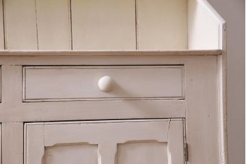 アンティーク家具　フランスアンティーク　パイン材　ホワイトカラーのペイントが魅力的なキャビネット(カップボード、食器棚、収納棚)