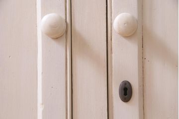 アンティーク家具　フランスアンティーク　パイン材　ホワイトカラーのペイントが魅力的なキャビネット(カップボード、食器棚、収納棚)