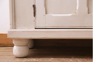 アンティーク家具　フランスアンティーク　パイン材　ホワイトカラーのペイントが魅力的なキャビネット(カップボード、食器棚、収納棚)