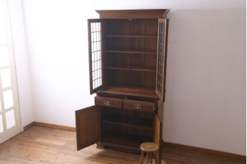 アンティーク家具　ステンドグラスが上品なイギリスアンティークのオーク材製ブックケース(カップボード、収納棚、キャビネット)(R-036817)