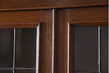 アンティーク家具　ステンドグラスが上品なイギリスアンティークのオーク材製ブックケース(カップボード、収納棚、キャビネット)(R-036817)