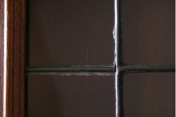 アンティーク家具　ステンドグラスが上品なイギリスアンティークのオーク材製ブックケース(カップボード、収納棚、キャビネット)(R-036817)