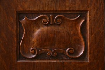 アンティーク家具　ステンドグラスが上品なイギリスアンティークのオーク材製ブックケース(カップボード、収納棚、キャビネット)(R-036817)