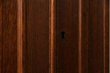 アンティーク家具　ステンドグラスが上品なイギリスアンティークのオーク材製ブックケース(カップボード、収納棚、キャビネット)(R-036817)