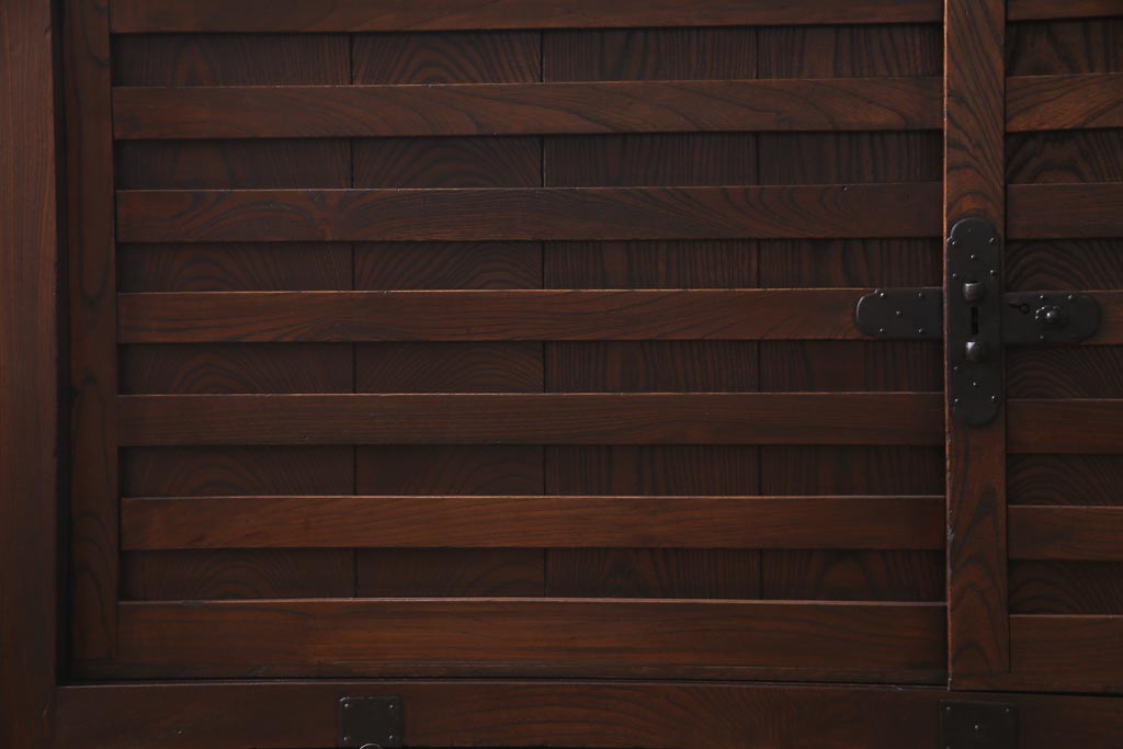 アンティーク家具　古民具・骨董　前面ケヤキ材　重厚な佇まいが存在感のある大型帳場箪笥(時代箪笥、サイドボード)