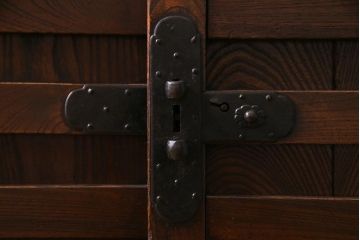 アンティーク家具　古民具・骨董　前面ケヤキ材　重厚な佇まいが存在感のある大型帳場箪笥(時代箪笥、サイドボード)