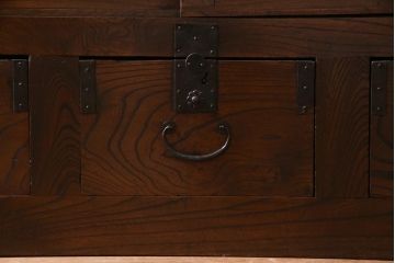 アンティーク家具　古民具・骨董　前面ケヤキ材　重厚な佇まいが存在感のある大型帳場箪笥(時代箪笥、サイドボード)