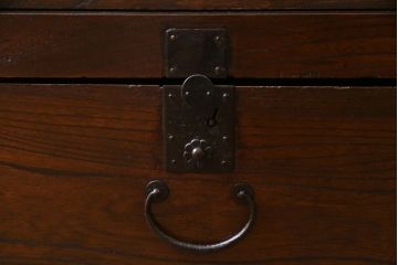 アンティーク家具　古民具・骨董　前面ケヤキ材　重厚な佇まいが存在感のある大型帳場箪笥(時代箪笥、サイドボード)